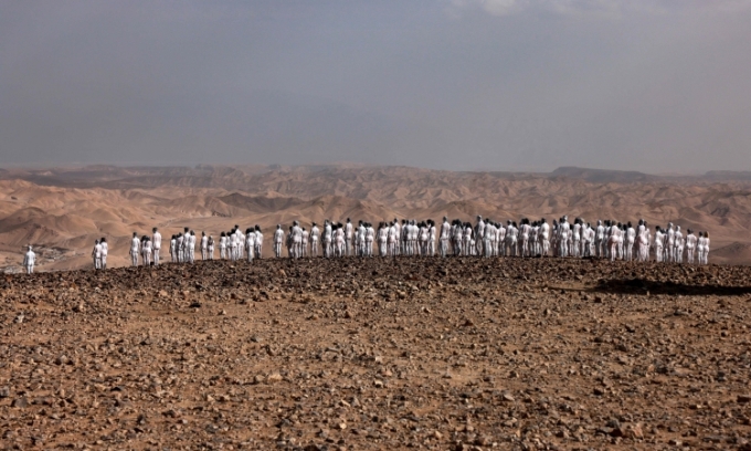 Nhóm người mẫu khỏa thân chỉ bôi sơn trắng tập trung chụp ảnh gần Biển Chết, Israel, hôm 17/10.