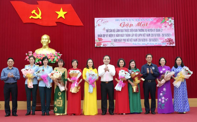 Các đồng chí Thường trực Huyện ủy tặng hoa chúc mừng các nữ cán bộ lãnh đạo quản lý cấp huyện nhân kỷ niệm Ngày Phụ nữ Việt Nam.