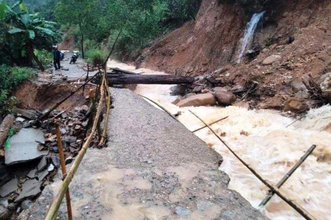 Mưa lũ những ngày qua đã làm tuyến đường đi vùng cao huyện Tây Giang (Quảng Nam) sạt lở hư hỏng, gây chia cắt.