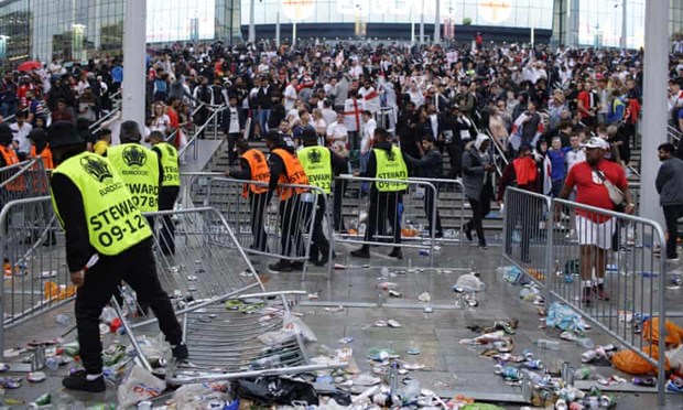 Cổ động viên tràn vào gây rối trong khu vực sân vận động Wembley.