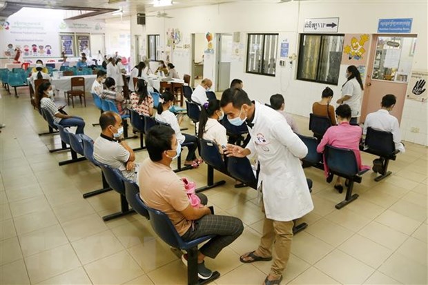 Người dân sau khi được tiêm vaccine phòng COVID-19 tại Phnom Penh, Campuchia.