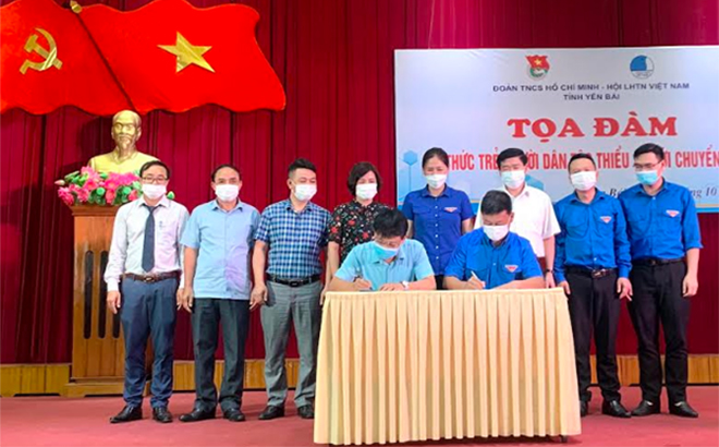 Leaders of the Ho Chi Minh Communist Youth Union chapter in Yen Bai and the provincial Department of Information and Communications sign a programme on coordination in digital transformation.