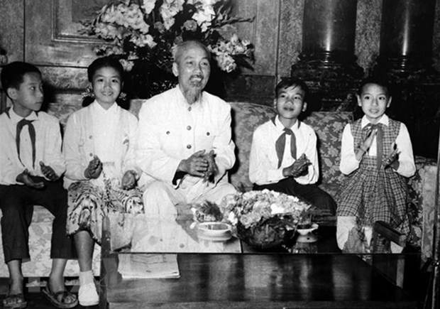 Chủ tịch Hồ Chí Minh với đại biểu thiếu nhi Thủ đô trong dịp đón mừng năm mới 1959 tại Phủ Chủ tịch.