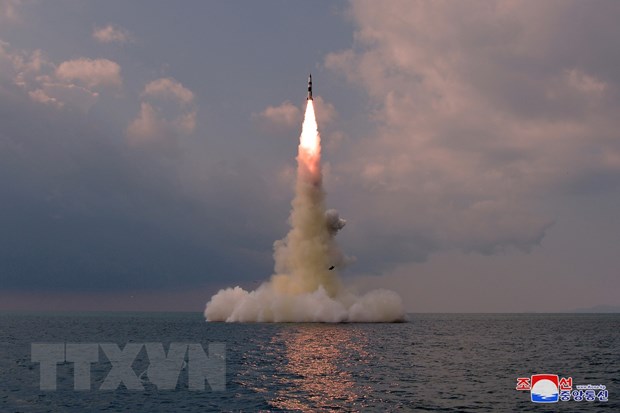 Một tên lửa đạn đạo kiểu mới được phóng thử từ tàu ngầm tại vùng biển ở Sinpo, Triều Tiên ngày 19/10/2021 (do Hãng thông tấn Trung ương Triều Tiên KCNA đăng phát).