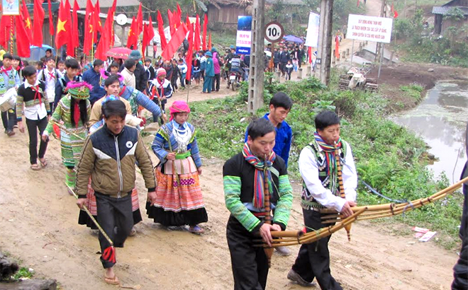 Tiếng khèn không thể thiếu trong các lễ hội. Trong ảnh: Màn đưa lễ Cúng rừng ở xã Nà Hẩu, huyện Văn Yên.