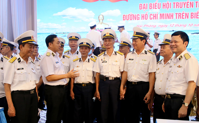 Thủ trưởng Bộ Tư lệnh Hải quân trò chuyện với các cựu chiến binh Đoàn tàu Không số.