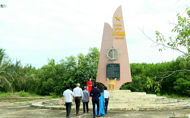 Bia tưởng niệm Đường Hồ Chí Minh trên biển tại Di tích quốc gia Bến tiếp nhận vũ khí Trà Vinh (Bến Cồn Tàu)
