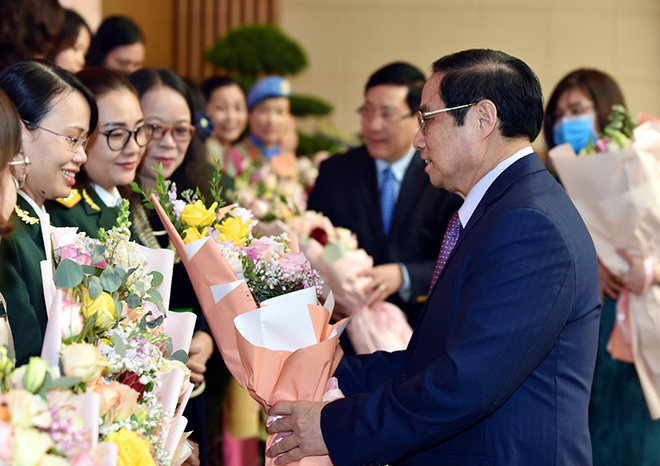 Thủ tướng tặng hoa cho đại diện các tầng lớp phụ nữ nhân ngày Phụ nữ VN 20.10
