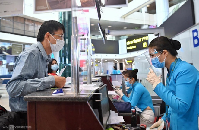 Hành khách làm thủ tục tại sân bay Nội Bài chiều 10/10.