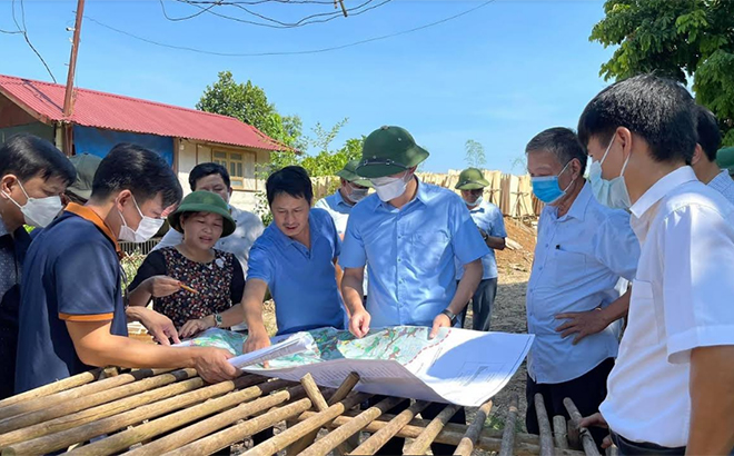 Lãnh đạo huyện Yên Bình kiểm tra công tác quy hoạch tại các xã nông thôn mới của huyện. (Ảnh: Kiều Mười)