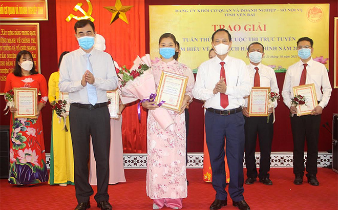 Lãnh đạo Đảng ủy Khối cơ quan và doanh nghiệp tỉnh trao giải nhất cho cô giáo Nguyễn Hạnh Hoa, Trường THPT Nguyễn Lương Bằng thuộc Sở Giáo dục và Đào tạo.