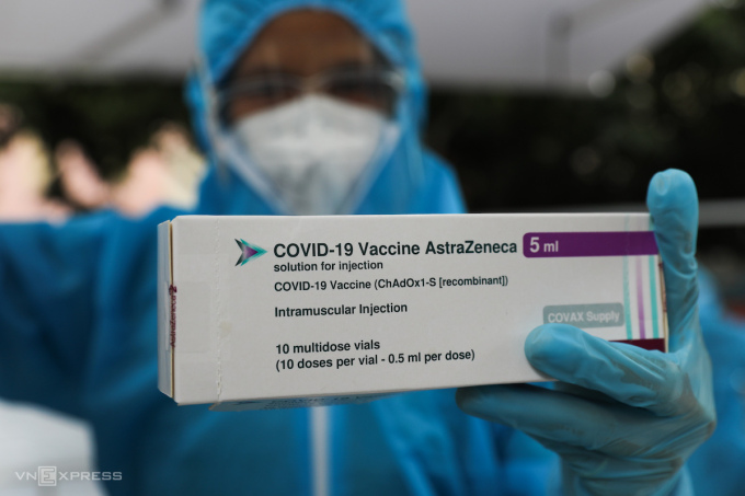Vaccine AstraZeneca được nhân viên y tế tiêm cho người dân TP HCM tại điểm tiêm lưu động ở quận Gò Vấp, ngày 14/8.