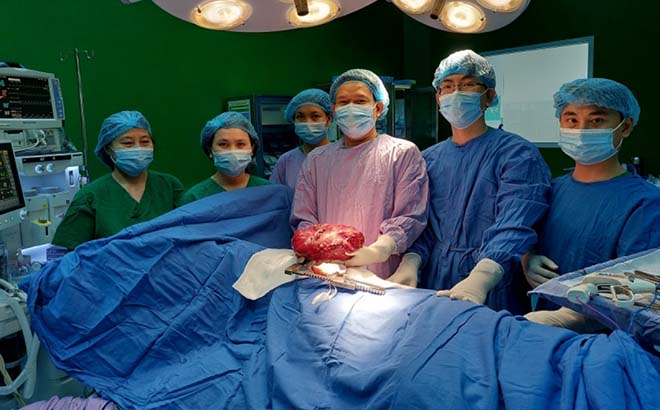 Các bác sĩ tham gia phẫu thuật bóc tách khối u lớn giúp bệnh nhân