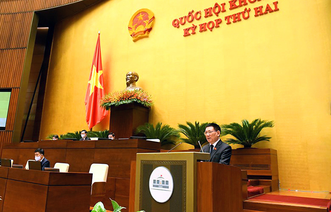 Bộ trưởng Bộ Tài chính Hồ Đức Phớc trình bày Tờ trình dự án Luật Kinh doanh bảo hiểm.