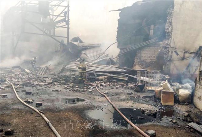 Lực lượng cứu hỏa dập lửa vụ cháy nhà máy thuốc nổ ở tỉnh Ryazan, Nga.