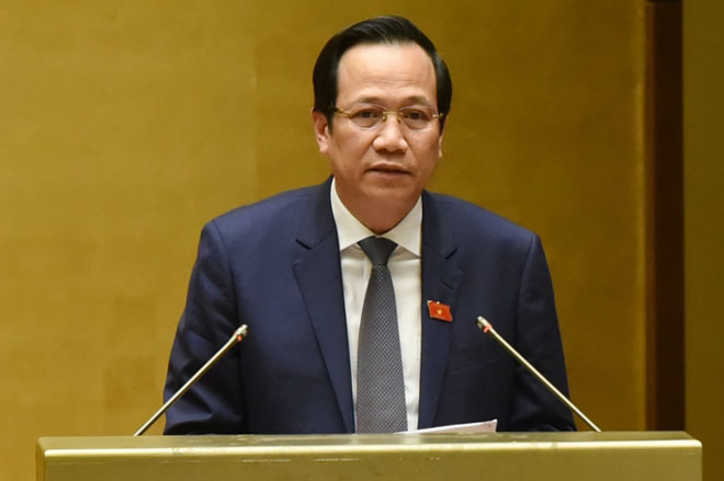 Bộ trưởng Bộ Lao động, Thương binh - Xã hội Đào Ngọc Dung trình bày báo cáo trước Quốc hội.