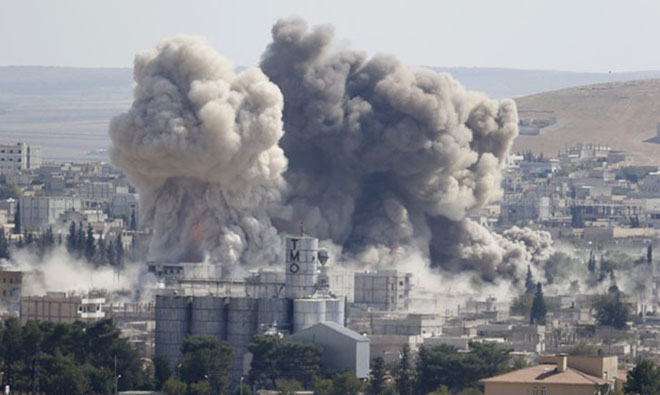 Khói bốc lên sau cuộc không kích do Mỹ dẫn đầu tại Syria năm 2014