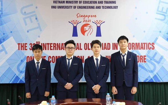 Lê Quang Huy (thứ hai từ phải) cùng đội tuyển Việt Nam dự thi Olympic tin học quốc tế 2021.