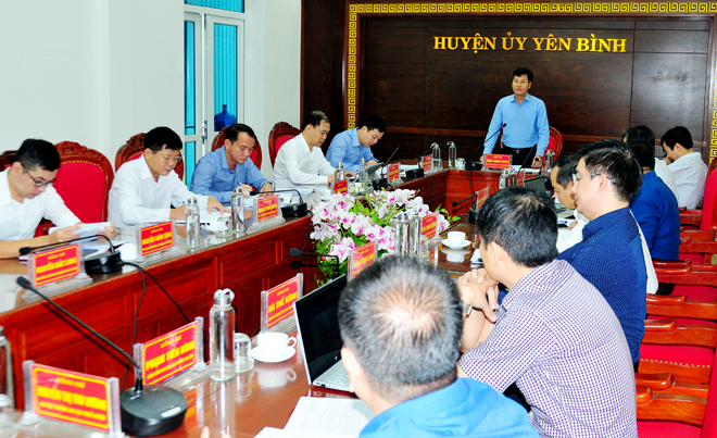 Đồng chí Ngô Hạnh Phúc - Phó Chủ tịch UBND tỉnh, Tổ trưởng tổ công tác số 2 của tỉnh phát biểu tại buổi làm việc với huyện Yên Bình.
