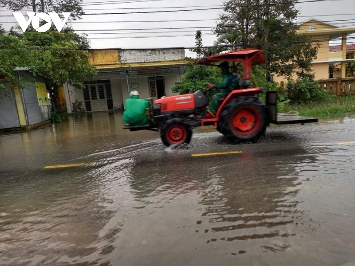 Lưu thông qua đoạn đường ngập lụt ở huyện Quảng Điền, Thừa Thiên Huế.