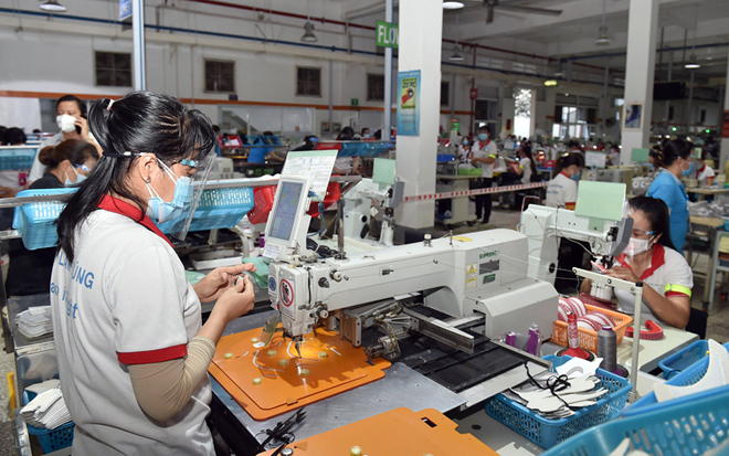 Sản xuất giày xuất khẩu tại Công ty ChingLuh (Khu công nghiệp Thuận Đạo, Long An