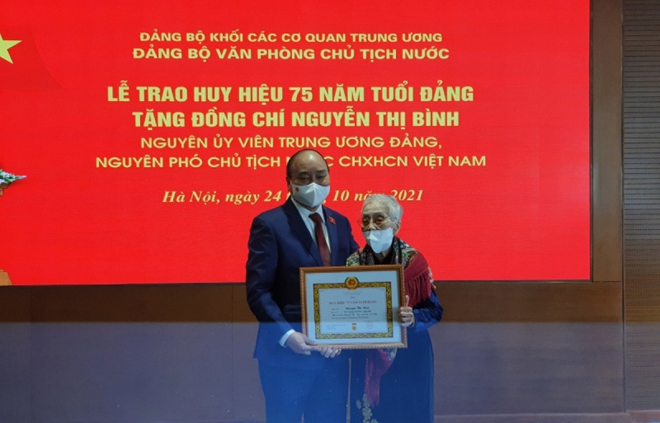Huy hiệu 75 năm tuổi Đảng là sự ghi nhận đánh giá cao của Đảng, Nhà nước và nhân dân về những công lao đóng góp của đồng chí Nguyễn Thị Bình.
