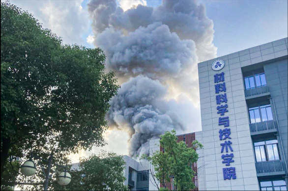 Khói bốc lên từ tòa nhà Trường đại học Hàng không vũ trụ Nam Kinh sau vụ nổ.