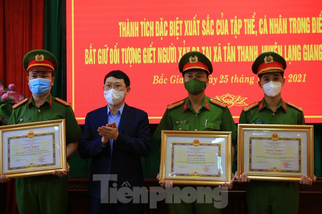 Chủ tịch UBND tỉnh Bắc Giang Lê Ánh Dương khen thưởng tập thể và cá nhân phá án
