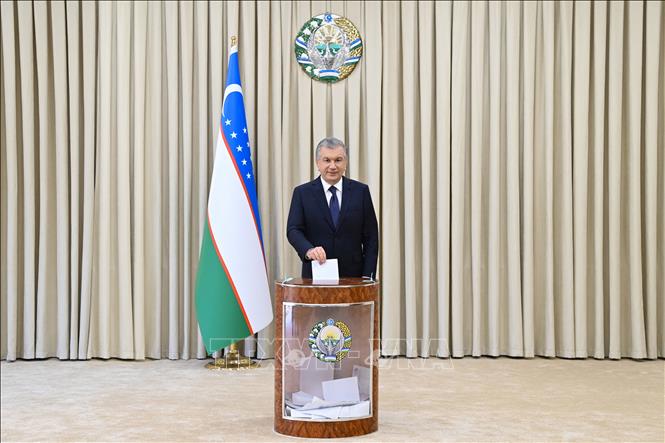 Tổng thống Uzbekistan Shavkat Mirziyoyev bỏ phiếu trong cuộc bầu cử Tổng thống tại điểm bầu cử ở Tashkent, Uzbekistan, ngày 24/10/2021.