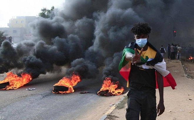 Các cuộc biểu tình lan rộng tại Sudan sau khi lực lượng quân sự ban bố tình trạng khẩn cấp.