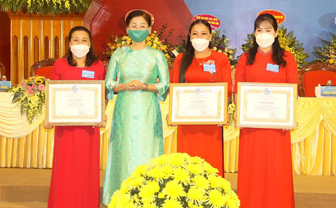 Chị Nguyễn Thị Hoa (ngoài cùng bên phải) vinh dự nhận bằng khen “Cán bộ Hội cơ sở giỏi” nhiệm kỳ 2017 - 2022 của Hội LHPN Việt Nam.