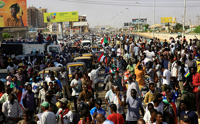 Người dân Sudan đổ ra đường biểu tình