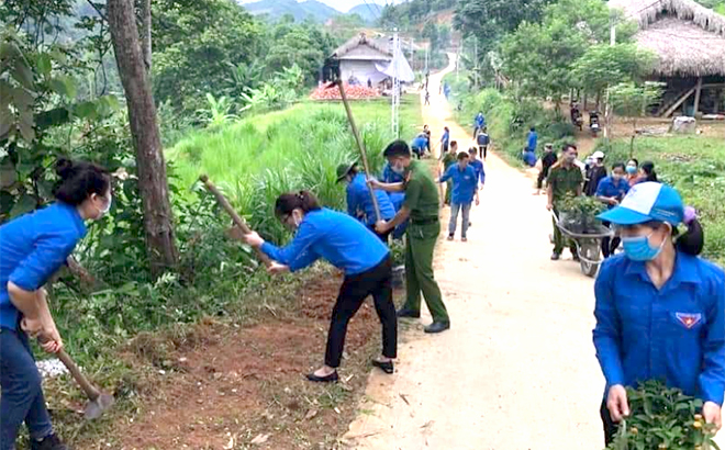 Cán bộ, chiến sĩ Công an huyện Yên Bình cùng các đoàn viên thanh niên tham gia “Ngày thứ Bảy cùng dân” tại xã Tân Nguyên.