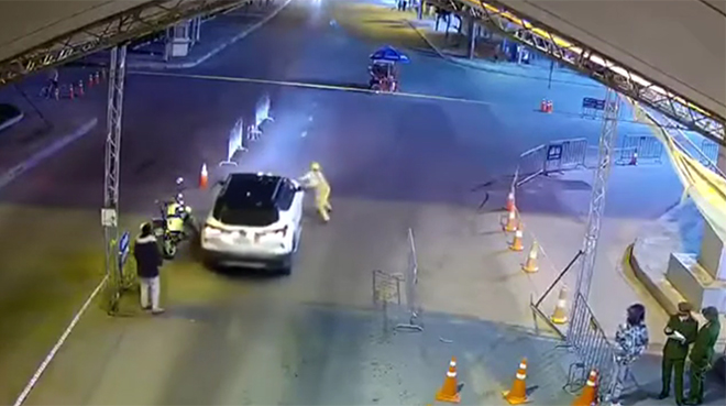 Phan Tấn Thương nhấn ga điều khiển chiếc ô tô phóng về phía trước khi một cán bộ cảnh sát giao thông đang đứng trước đầu xe.