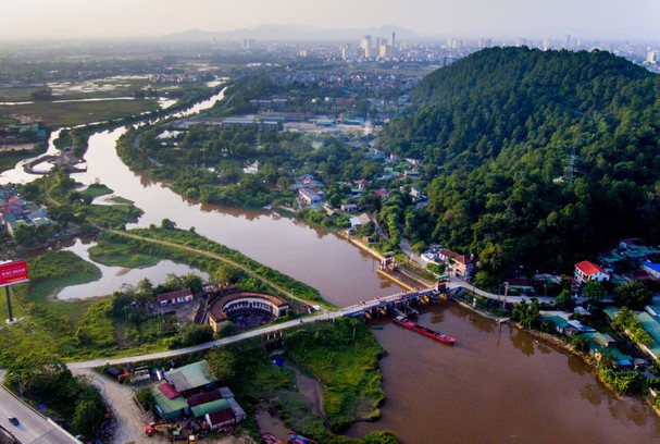 Sông Vinh là con sông hẹp chủ yếu phục vụ tưới tiêu, thủy lợi ở ven thành phố.
