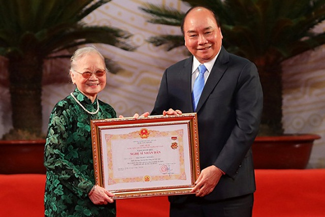 Thủ tướng Nguyễn Xuân Phúc trao tặng danh hiệu NSND cho nghệ sĩ Kim Đức. (Ảnh minh họa)