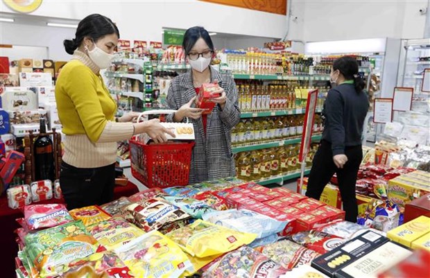 Người dân mua sắm tại một siêu thị ở Hà Nội.