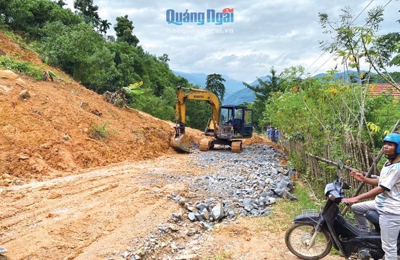 Huyện Sơn Tây, tỉnh Quảng Ngãi huy động thiết bị, phương tiện thu dọn đất đá do sạt lở núi gây ra (Nguồn ảnh: baoquangngai.vn)