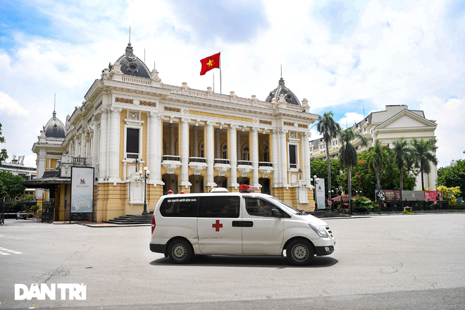 Khu vực Nhà Hát Lớn Hà Nội trong thời điểm giãn cách xã hội.