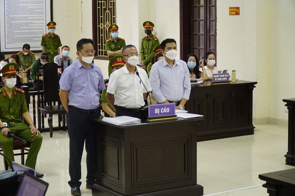 Cựu nhà báo Phan Bùi Bảo Thy, cựu công an Nguyễn Huy cùng chủ doanh nghiệp Lê Anh Dũng trước tòa.