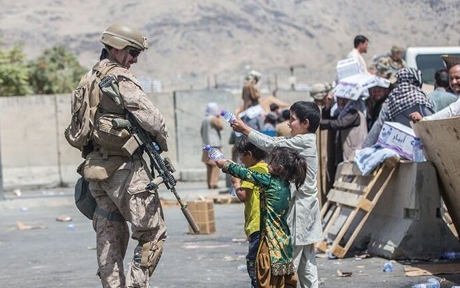 Lính Mỹ và trẻ em Afghanistan. Ảnh: Thủy quân lục chiến Mỹ.