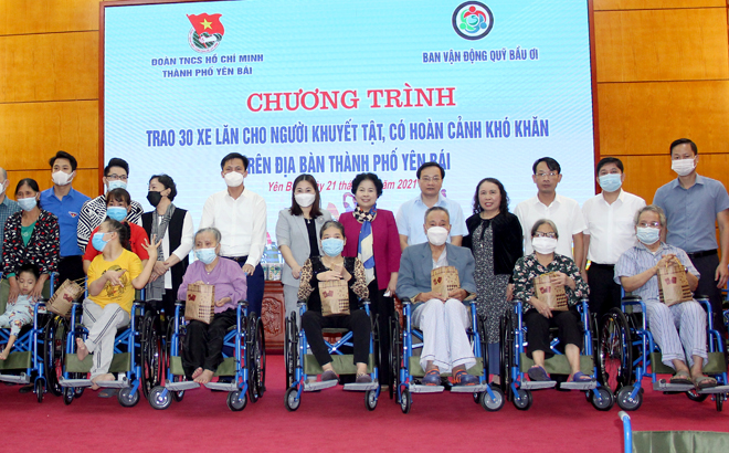 Vice Chairman of the provincial People's Committee Vu Thi Hien Hanh and a representative of the 