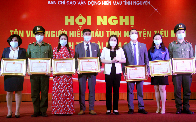 Vice Chairwoman of the provincial People's Committee Vu Thi Hien Hanh presented certificates of merit from the provincial People's Committee to five collectives and 5 individuals with outstanding achievements in the voluntary blood donation movement in 2021.