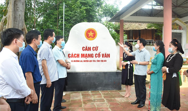 Các đồng chí lãnh đạo tỉnh, huyện Lục Yên cùng nhân dân tham quan Khu di tích lịch sử cách mạng Cổ Văn.