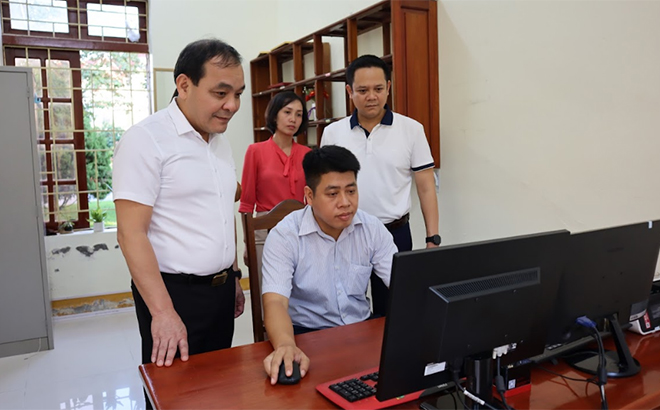 Bí thư Huyện ủy Trấn Yên Trần Nhật Tân kiểm tra công tác ứng dụng công nghệ thông tin đối với cán bộ, chuyên viên Văn phòng Cấp ủy và Chính quyền huyện.