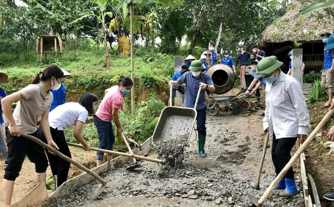 Lãnh đạo huyện Yên Bình cùng bà con xã Xuân Long tham gia làm đường giao thông nông thôn