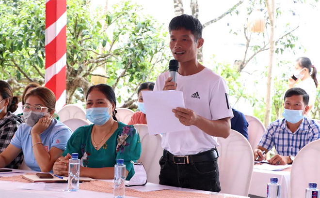 Anh Trần Quang Hợp chia sẻ về sự thay đổi nhận thức và hành vi khi tham gia Câu lạc bộ “Gia đình hạnh phúc - vun đắp yêu thương” tại hội nghị đánh giá giữa kỳ thực hiện Dự án.