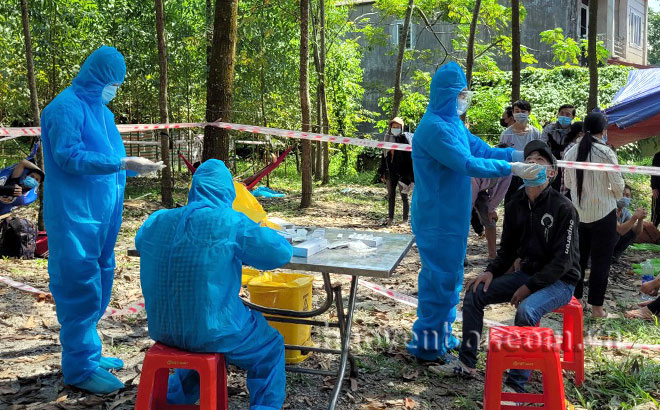 People returning from Ho Chi Minh City and southern provinces take rapid COVID-19 tests at medical quarantine station No.6 in Minh Quan commune, Tran Yen district.
