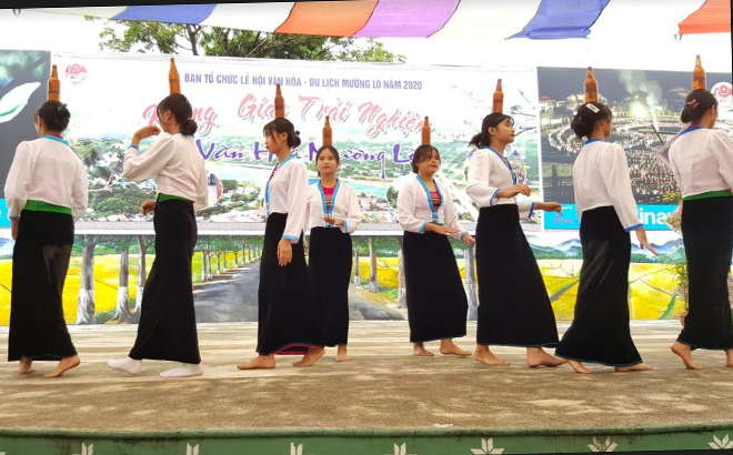 Đội nòng cốt múa Mường của Trường Tiểu học & THCS Trần Phú, xã Nghĩa Phúc, thị xã Nghĩa Lộ biểu diễn múa chai tại “Không gian trải nghiệm văn hóa Mường Lò năm 2020”.        
