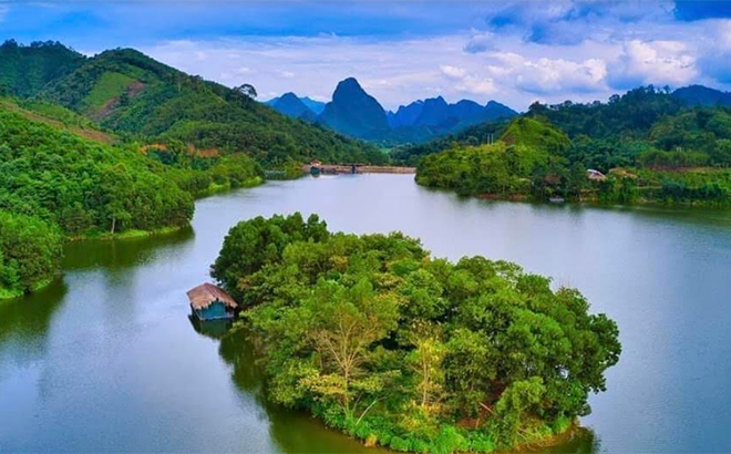 Hồ Từ Hiếu là địa điểm tham quan, nghỉ dưỡng được nhiều du khách lựa chọn.

